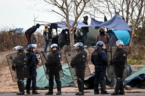 Le 28 novembre 2019, des policiers dans un camp de migrants à Calais.