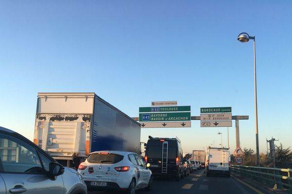 Les voitures roulent au pas du côté du pont Mitterrand sur la rocade de Bordeaux 8 h 45. 