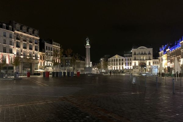 La Grand Place de Lille déserte samedi 17 octobre à 21 heures, lors de la première soirée de couvre-feu pour limiter la propagation de la Covid-19.