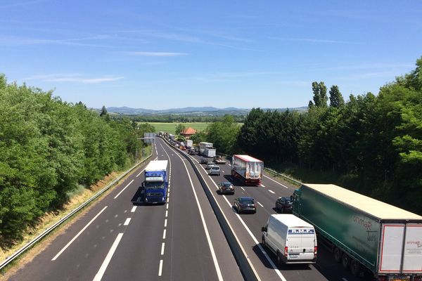 A75 sera réduite à une voie de circulation sur 3 km pendant près de 3 mois dans le sens Issoire-Clermont. Du 9 octobre au 22 décembre APRR réalise des travaux de sécurisation d'un remblai à hauteur du Crest.