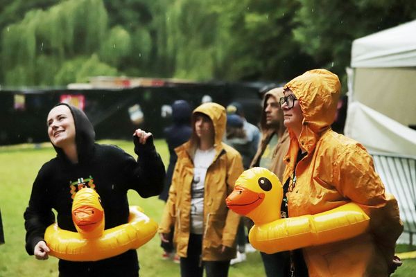 "Jauge de festivaliers ridicule, bénévoles désœuvrés, ventes de restauration et buvettes en berne", la pluie qui a touché le festival a aussi plombé ses finances.