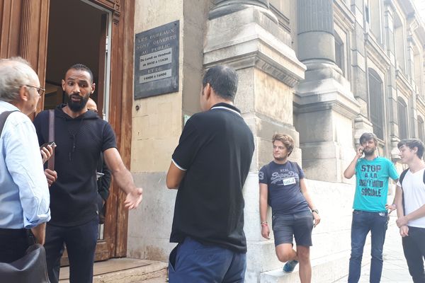 Les représentants de l'intersyndicale devant la préfecture de Marseille avant les négociations concernant la vente six restaurants McDonald's