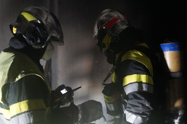 Une vingtaine de sapeurs-pompiers du Sdis 13 interviennent ce mardi sur un feu qui couve toujours près de la zone industrielle de Fos-sur-Mer.