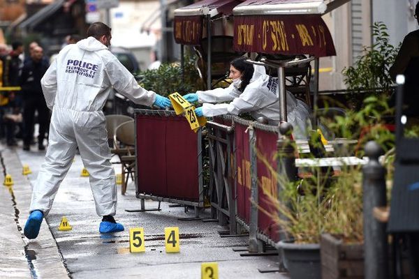 Il semble que la fusillade soit liée à "une dispute" un peu plus tôt dans la soirée entre un vigile du bar et des clients.