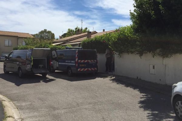 Véhicules de la gendarmerie devant la maison de la victime à Pignan - 23/06/2019