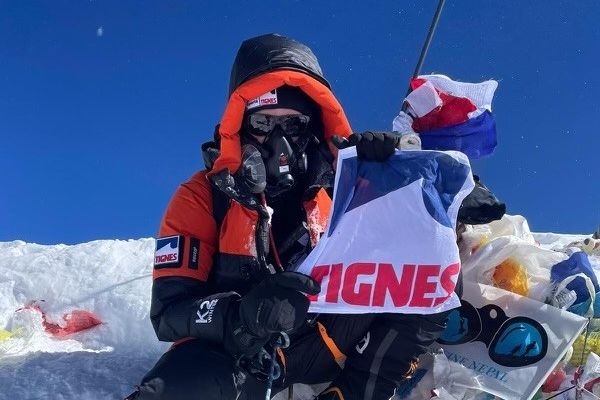 Le jeune Alasdair McKenzie, de Tignes (Savoie), au sommet de l'Everest ce lundi 15 mai.