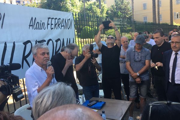 En marge de la session de l'Assemblée de Corse, jeudi 27 juin, le collectif l'Ora di u ritornu et la Ligue des droits de l'Homme se sont rassemblés devant les grilles de la Collectivité de Corse. 