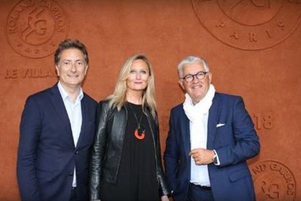 Bertrand Serp (à gauche) pose pour la photo à Roland-Garros