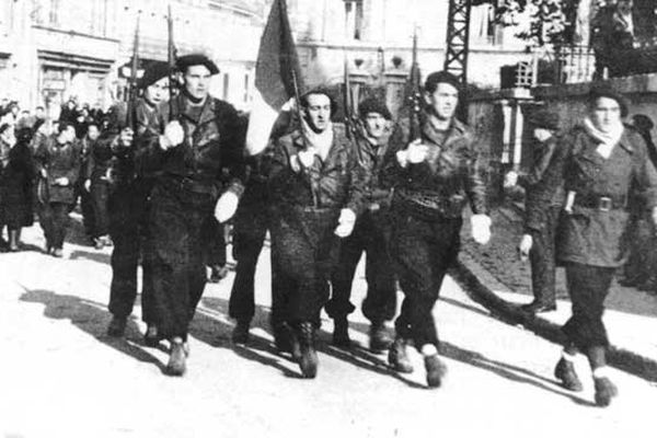 Quelques 200 maquisards ont défilé dans Oyonnax, alors en zone occupée, le 11 novembre 1943. Ici rue Brunet : la garde du drapeau
