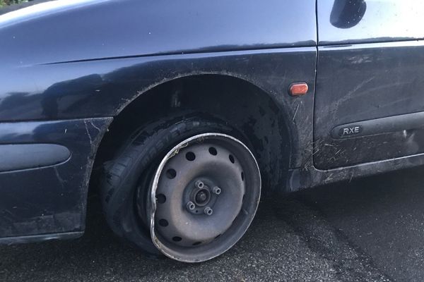 La conductrice conduisait sur une jante, après qu'un pneu de sa voiture ait éclaté. 