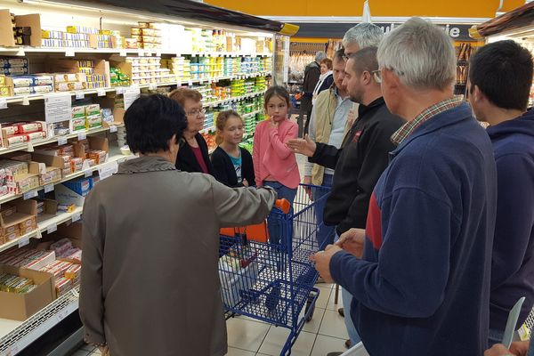 Les agriculteurs ont expliqué aux consommateurs les raisons de cette pénurie devant le rayon beurres