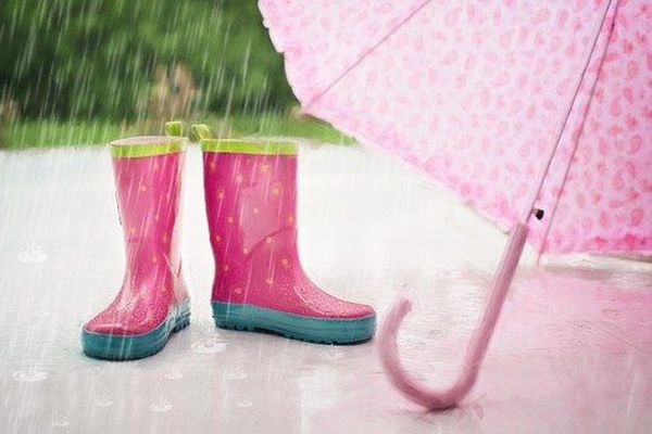 Bottes et parapluie pour affronter ce jeudi maussade.