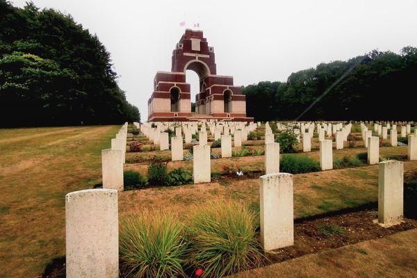 La cérémonie prévue au mémorial franco-britannique de Thiepval, dans la Somme, samedi 17 septembre 2022 à 11h est annulée en raison du décès de la reine Elizabeth II.