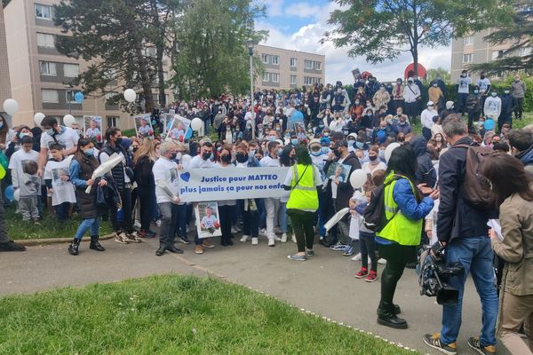 Le message "Justice pour Mattéo, plus jamais ça pour nos enfants" affiché sur une banderole, en hommage à la victime.