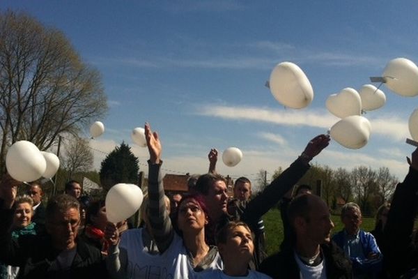 Une centaine de personnes se sont rassemblées en hommage aux victimes du drame d'Eperlecques.