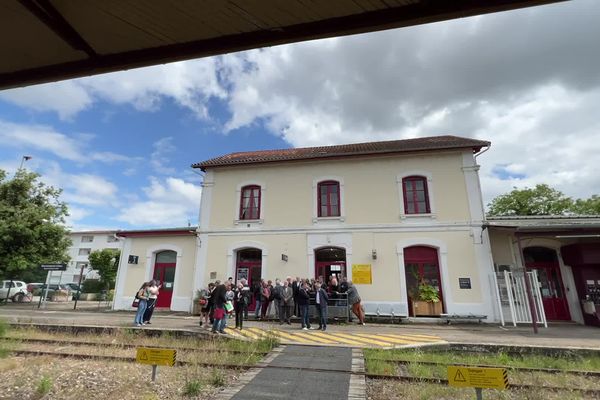 Une centaine d'élus s'est donné rendez-vous à la gare de Monsempron-Libos pour protester contre les retards dans les travaux de réfection de la ligne Périgueux-Agen.