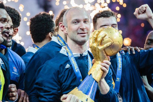 Thierry Omeyer a soulevé son cinquième et dernier trophée de champion du monde comme capitaine des Bleus. C'était en janvier, en France.