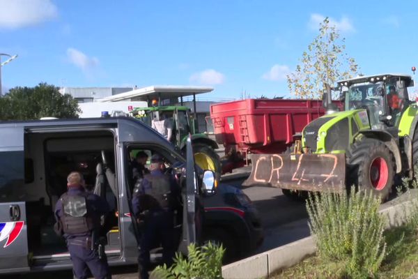 Les agriculteurs de la CR 47, tenus à distance par les CRS et la police.