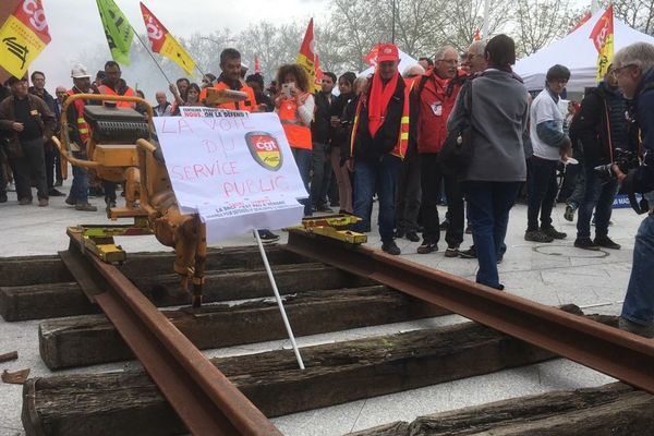 Les cheminots ont installé des rails devant le Conseil régional à Toulouse.