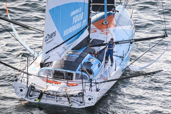 Thomas Ruyant sur son Imoca "Vulnerable", le dimanche 10 novembre 2024, lors du départ du Vendée Globe 2024.