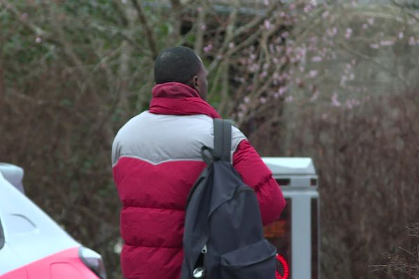 Naby, demandeur d'asile guinéen, a passé plusieurs nuits dehors depuis le début de l'hiver.