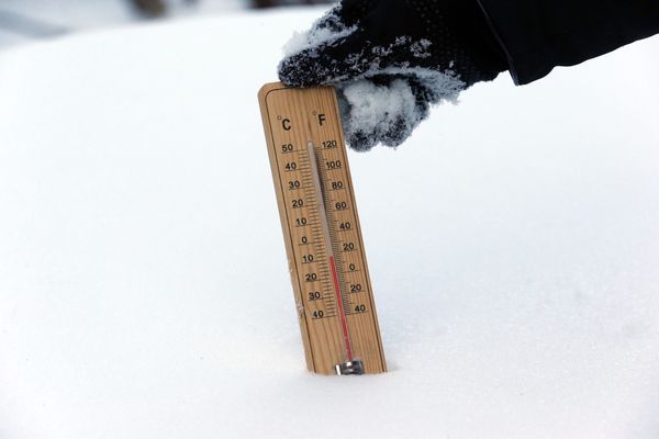 Un thermomètre plein de neige - Photo d'illustration