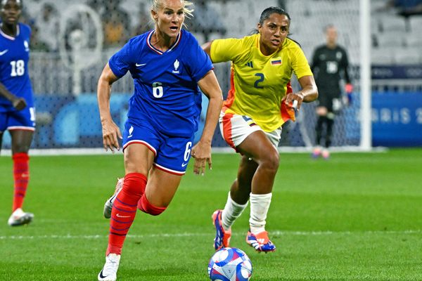 Amandine Henry avec l'équipe de France face à la Colombie lors des J.O. 2024 au Groupama Stadium de Lyon.