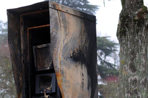 Tagués, cassés... et incendiés : les radars fixes ont la vie dure depuis ces derniers mois.