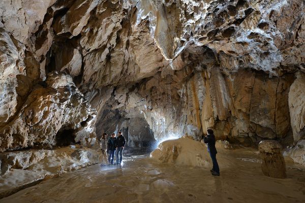 La grotte de Lombrives en Ariège participe à la légende de Pyrène en immortalisant le « tombeau de Pyrène » sous la forme d'un massif stalagmitique sur lequel tombent l'eau du plafond ou plutôt les larmes d'Hercule inconsolable.