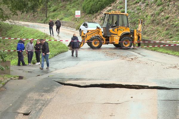 Près de 600 résidents du domaine des Canebières au Muy, dans le Var, ne peuvent plus sortir. Le pont constituant la seule entrée et la seule sortie s'est fissuré à la suite des intempéries qui ont touché le sud-est.