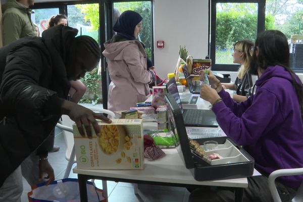 350 personnes bénéficient des denrées alimentaires de l'épicerie solidaire étudiante l'Agoraé de Caen.