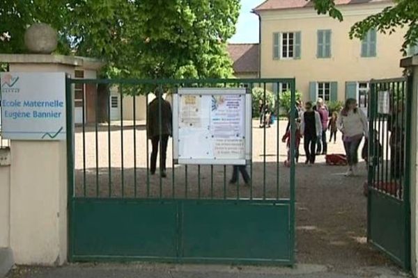 A l'école maternelle Eugène Bannier, à Gannat, on pratique la semaine de deux jours. Une formule imposée depuis plus de deux mois pour cause d'absence d'enseignante. Une formule qui ne plaît à personne. Les parents d'élèves en ont ras-le-bol. Les enfants ont de plus en plus de mal à supporter ce rythme scolaire.