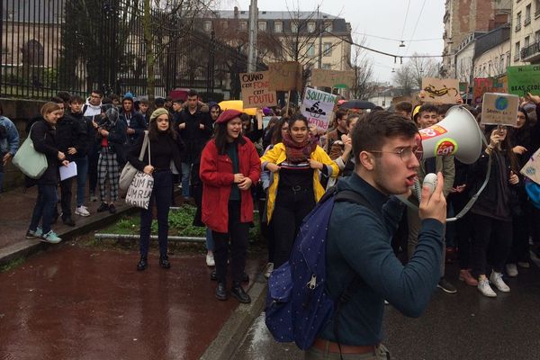 Environ 300 jeunes, collégiens et lycéens, défilaient vendredi 15 mars 2019 dans les rues de Limoges.