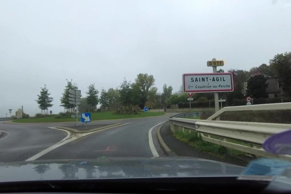 Le panneau d'entrée de la commune de Trôo a été remplacé par celui d'une autre commune du Loir-et-Cher.