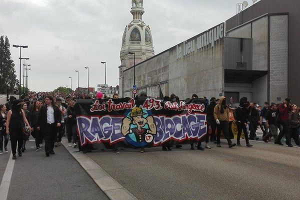 Le 26 mai, une manifestation interdite avait rassemblé plus de 1 300 personnes. Elle avait été émaillée d'incidents