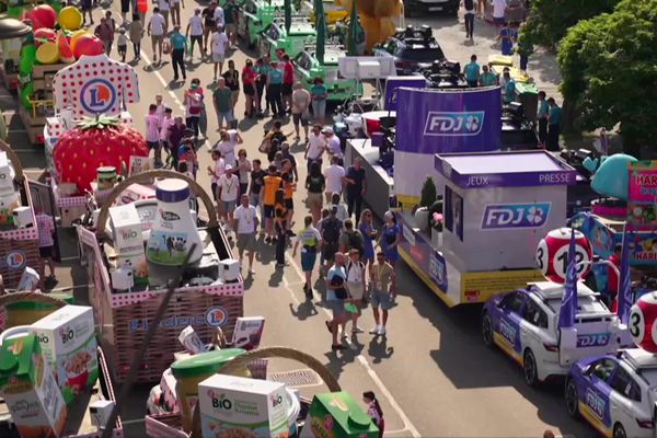 Pour le Tour de France 2023, 150 véhicules de 32 marques différentes participent à la caravane publicitaire.