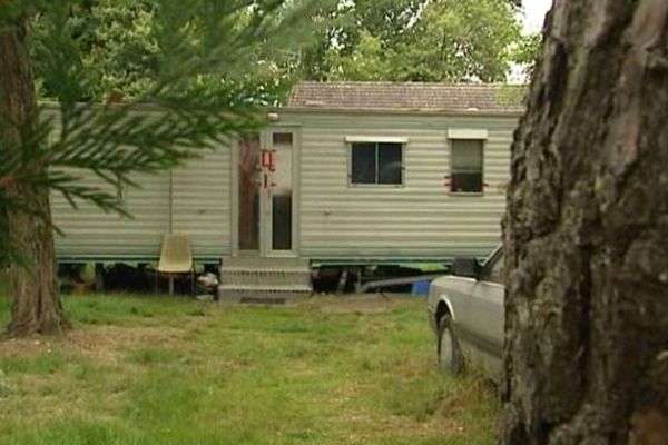 Bungalow où le quinquagénaire a succombé à ses blessures après avoir été roué de coups dans la nuit du vendredi 15 août 2014.  Deux personnes du camping des Bordes avaient été interpellées et mis examen. 