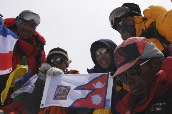 En 2008, arrivée au sommet du Makalu. Jean-François Bourgine est à droite, au second plan. A côté de lui, Ludovic Challéat qui a disparu dans l'avalanche.