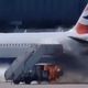 Un incident impressionnant s'est produit à l'aéroport de Londres Heathrow lundi 24 juin 2024, lorsqu'un véhicule d'escalier mobile a pris feu à proximité d'un Airbus A320 de British Airways.
