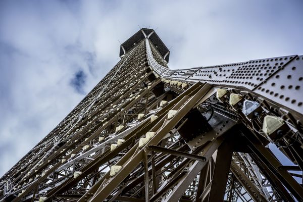 La CGT et FO dénoncent une mauvaise gestion financière de la tour Eiffel par la Ville de Paris (illustration).