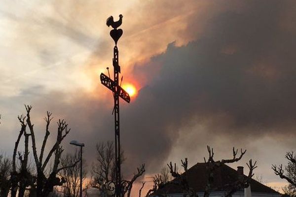 Panache de fumée à proximité de l'incendie du centre d'essai des Landes à Captieux