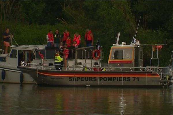 Le bateau des pompiers de Saône-et-Loire est venu au secours de l'embarcation en difficulté.