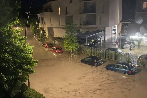 Les orages ont provoqué de fortes inondations le 12 juin 2023 au soir. Ici, à Pau, des rues entières ont été inondées.