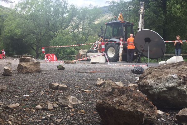 La RD25 fermée à la circulation des véhicules mais aussi des piétons jusqu'à nouvel suite à la chute d'un rocher sur sur un camping-cariste - août 2018