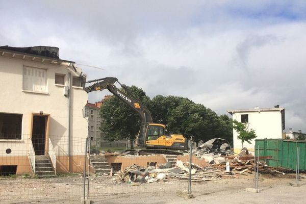 Rénovation urbaine à Limoges : le chantier de démolition quartier du Vigenal a débuté cette semaine. 