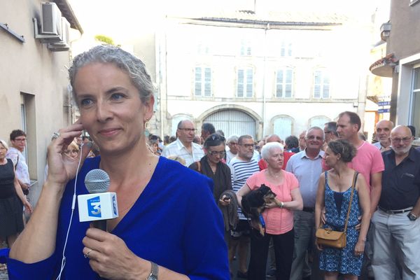 Delphine Batho et ses militants au soir de sa réélection dans la deuxième circonscription des Deux-Sèvres.