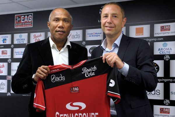 Antoine Kombouaré, le nouvel entraîneur de l'En-Avant-Guingamp, avec Bertrand Desplat, président du club.