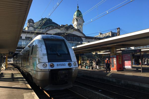 Le train était parti de Limoges et roulait en direction de Saint-Junien. Le drame s'est produit au niveau du passage à niveau de Saint-Brice-sur-Vienne. (photo d'illustration)