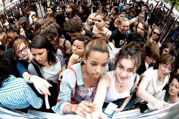 Les élèves du lycées Jean Lafontaine à Paris découvrent leurs résultats au baccalauréat en 2010. MARTIN BUREAU / AFP