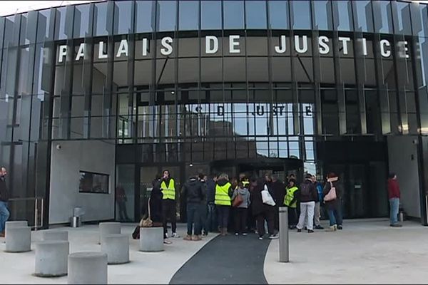 Les deux prévenus, un homme et une femme d'une trentaine d'années, n'avaient pas d'antécédents judiciaires. 